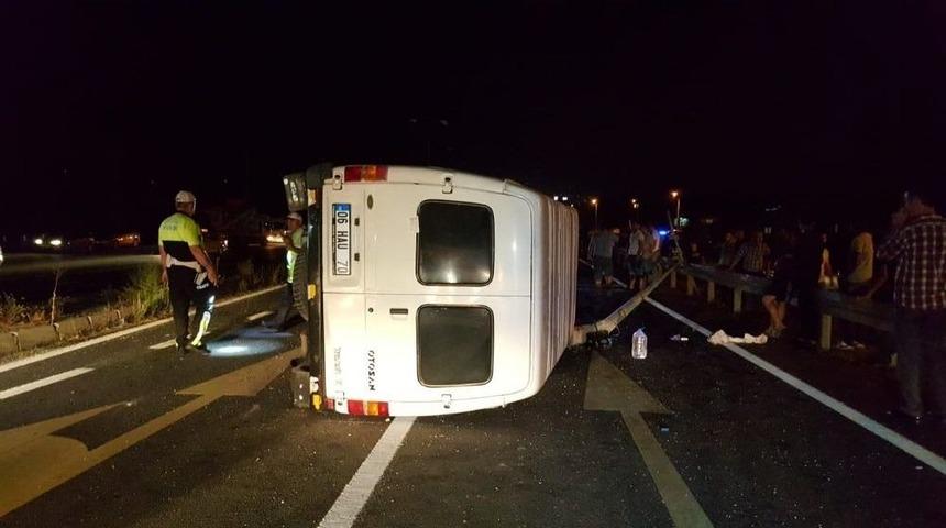 Minib&uuml;s Ref&uuml;jdeki Direğe &Ccedil;arptı: 2 Yaralı