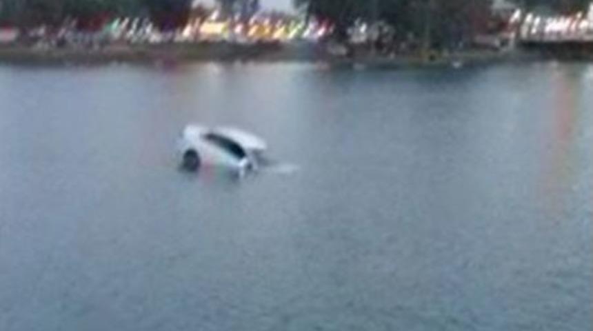 El Frenini &Ccedil;ekmeyi Unutan S&uuml;r&uuml;c&uuml;n&uuml;n Aracı Nehre D&uuml;ş&uuml;p Battı