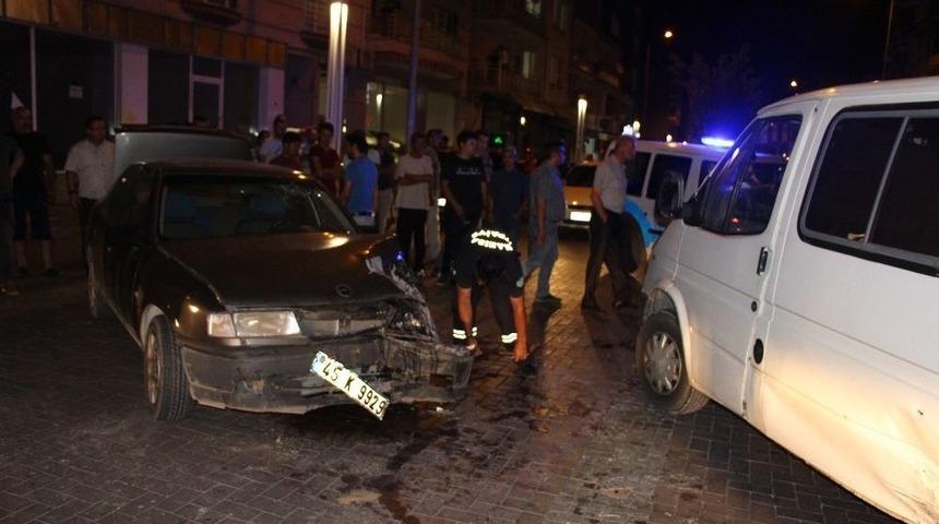 Kula&rsquo;da İki Otomobil &Ccedil;arpıştı: 1 Yaralı