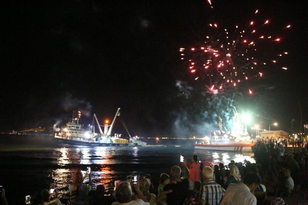 Kocaeli&rsquo;de Balık&ccedil;ılar Havai Fişeklerle &rsquo;vira Bismillah&rsquo; Dedi