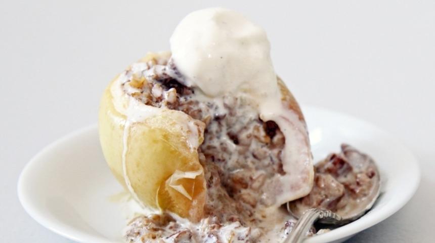 Fırında Ceviz ve Yulaf Dolgulu Elma