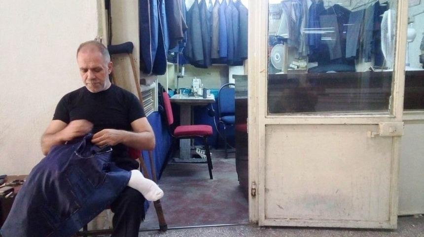 Fel&ccedil;li Ayağıyla 40 Yıldır Terzilik Yapıyor