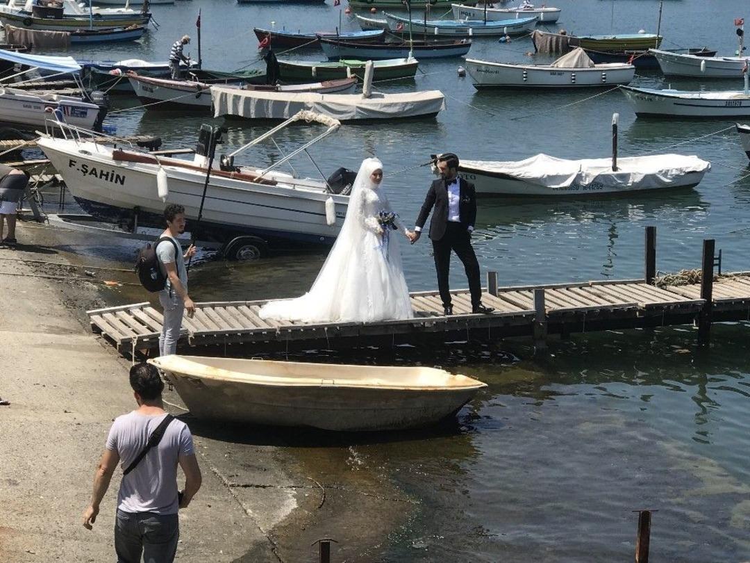 Yeni &Ccedil;iftler, Mutluluklarını Ak&ccedil;akoca Sahillerinde &Ouml;l&uuml;ms&uuml;zleştiriyor