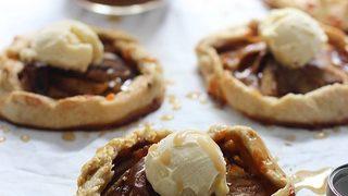 Karamel Soslu Elmalı Çörek