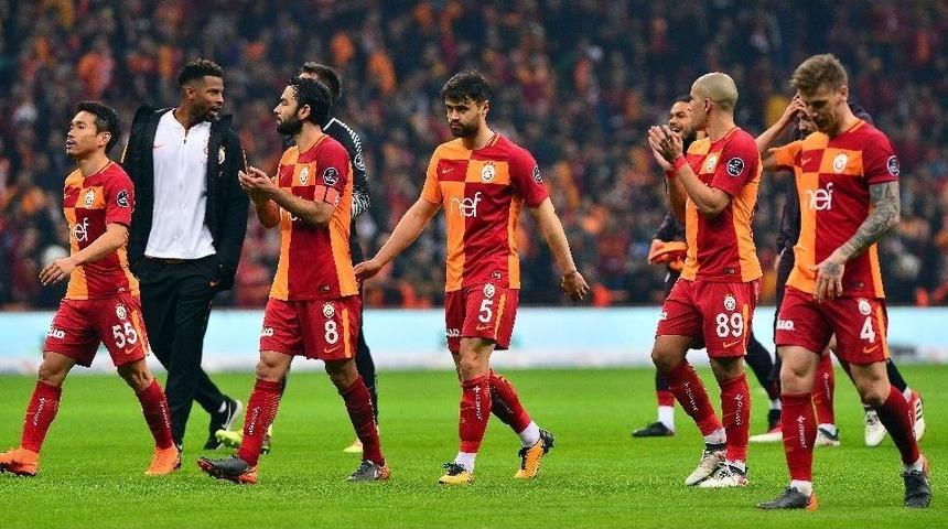 Galatasaray, Galibiyeti Taraftarıyla Kutladı