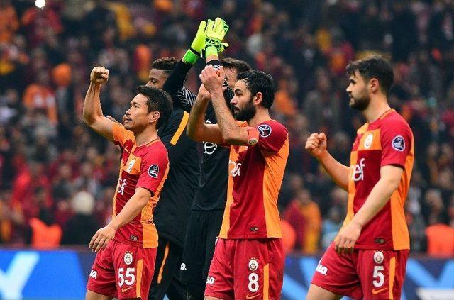 Galatasaray, Galibiyeti Taraftarıyla Kutladı