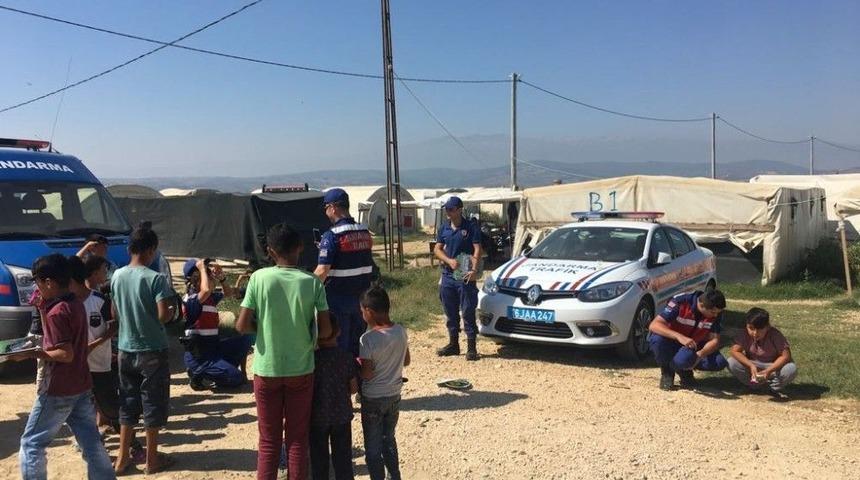 Mevsimlik Tarım İş&ccedil;ilerinin &Ccedil;ocuklarına Jandarma Şefkati