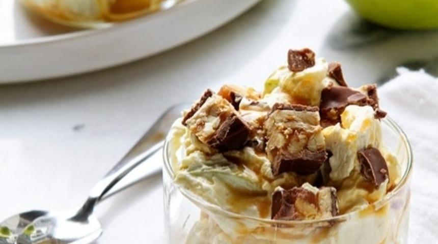 Snickers ve Karamelli Elma Salatası