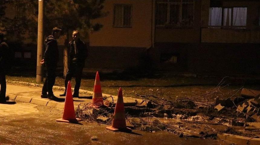 Su Borusu Patladı, 13 Yaşındaki &Ccedil;ocuk &Ccedil;ukura G&ouml;m&uuml;ld&uuml;
