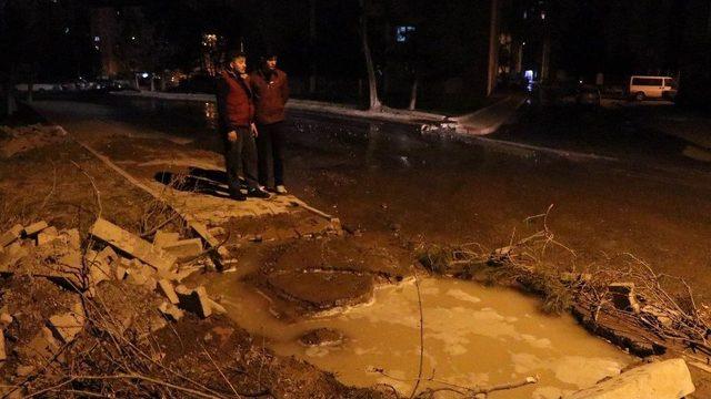 Su Borusu Patladı, 13 Yaşındaki Çocuk Çukura Gömüldü