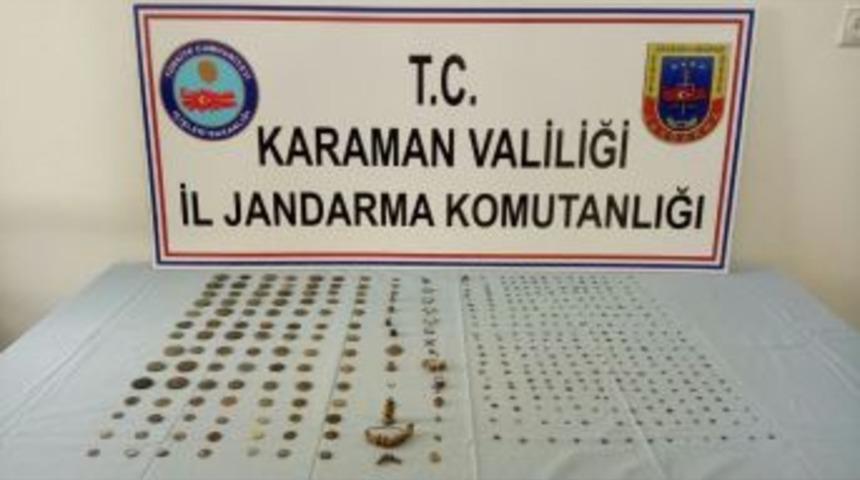 Jandarmanın Durdurduğu Otomobilde &Ccedil;ok Sayıda Tarihi Eser Ele Ge&ccedil;irildi