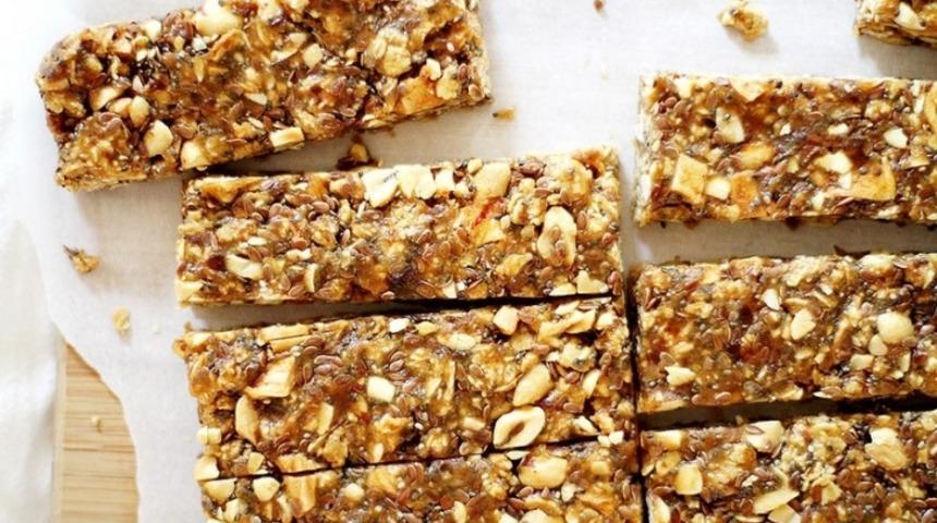 Elma ve Yerfıstığı Ezmeli Granola Bar