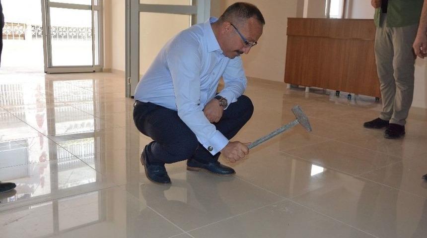 Siirt Valisi Denetime Çıkı, Düzgün Yapılmayan Fayansları Tek Tek Kırdı