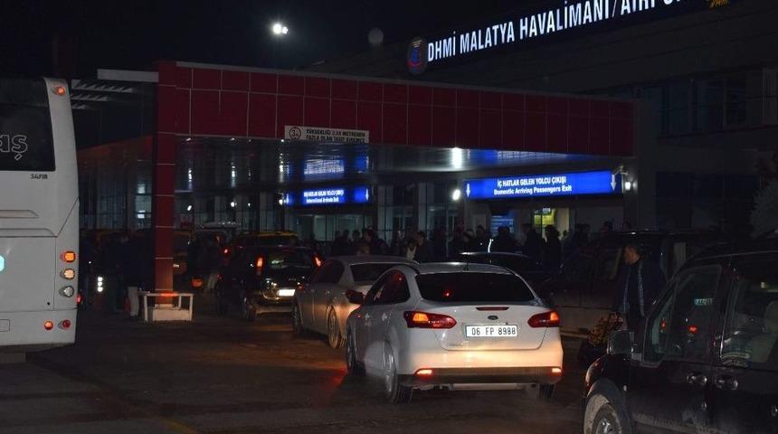 Malatya-istanbul U&ccedil;ağında 2 Ka&ccedil;ak Yolcu Yakalandı