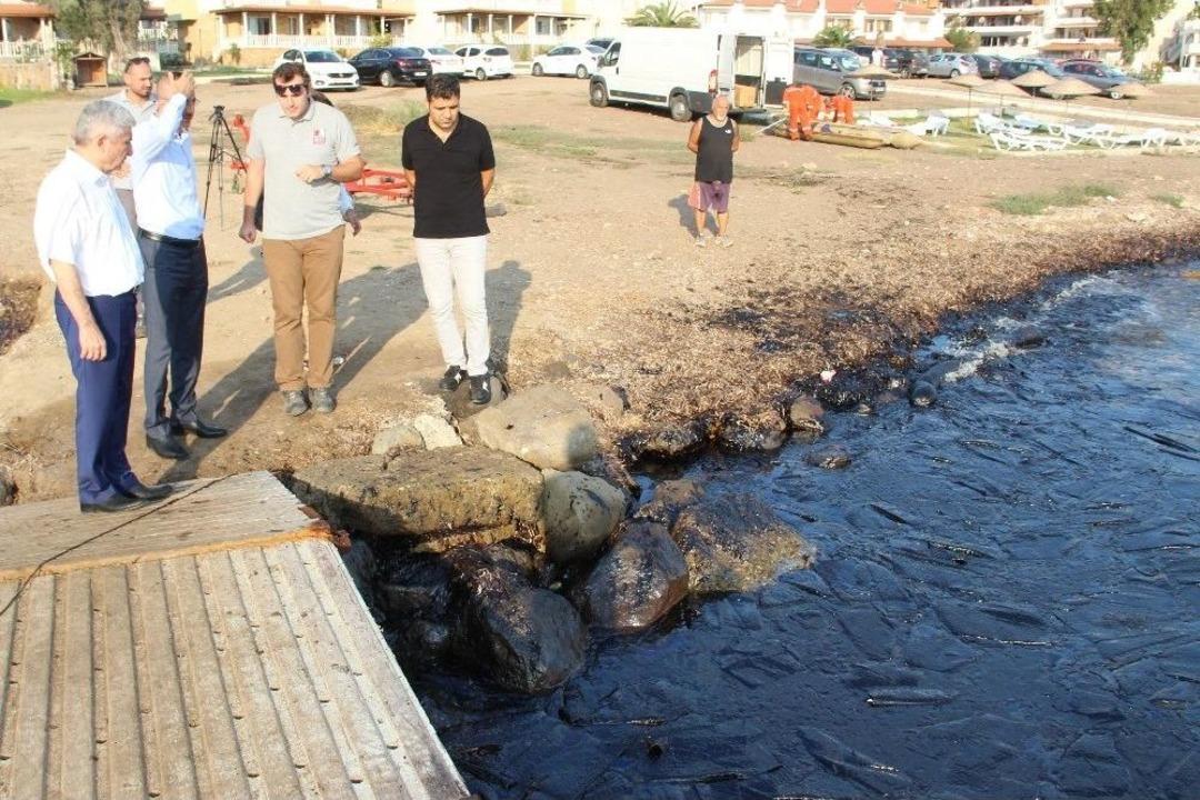 Fo&ccedil;a&rsquo;daki Petrol Kirliliğinde Bakanlık Yetkilileri Olay Yerinde