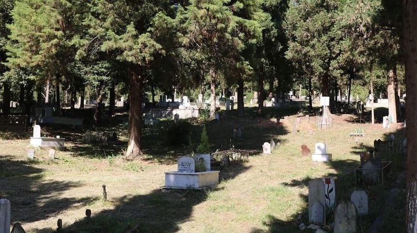 Mezarlıklar Bayrama Hazırlanıyor