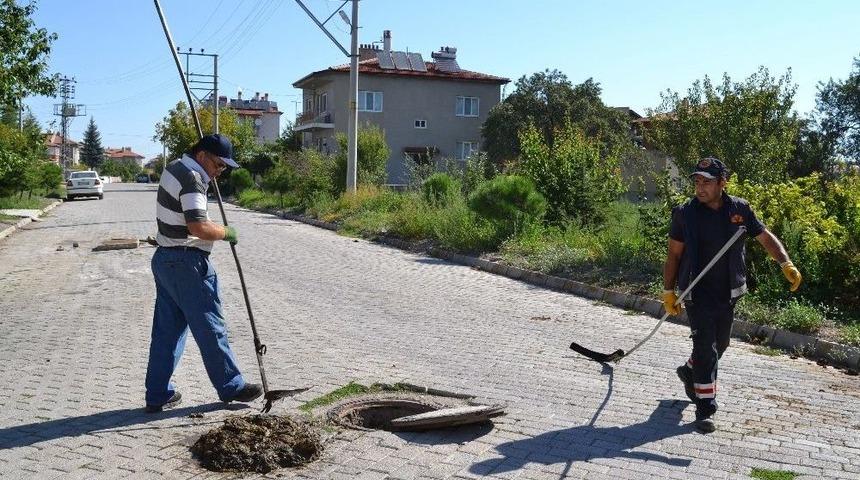 Şuhut’ta Kanalizasyon Ve Yağmur Suyu Hatlarında Temizlik Çalışmaları