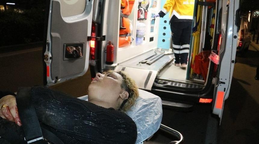 Adana&rsquo;da Sokak Ortasında Y&uuml;r&uuml;yen Travesti Bı&ccedil;aklandı