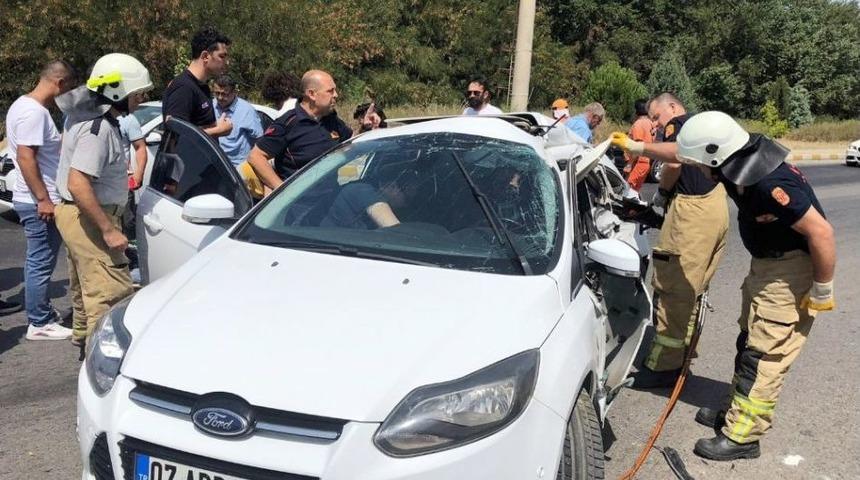 Yolcu Otob&uuml;s&uuml; İle Otomobil &Ccedil;arpıştı: 2&rsquo;si Ağır 3 Yaralı