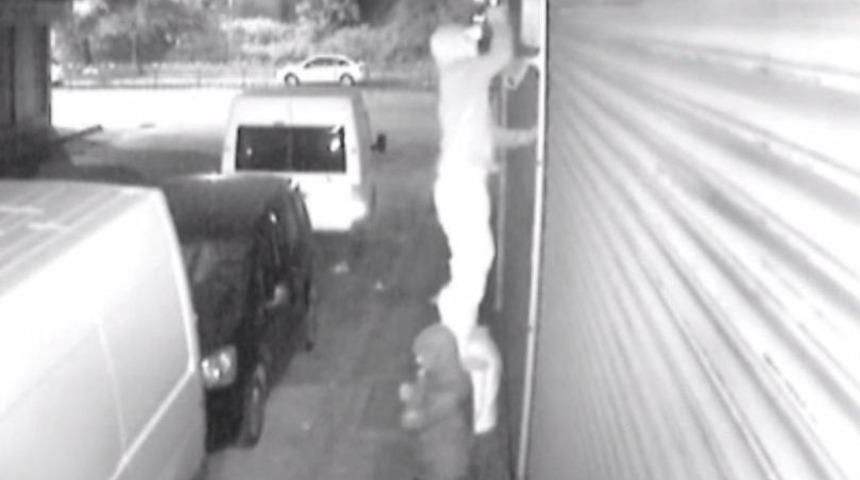 Hırsızlar, &Ouml;r&uuml;mcek Adam Gibi Tırmanıp, &Ccedil;amaşır Suyuyla Yerleri Yıkadılar