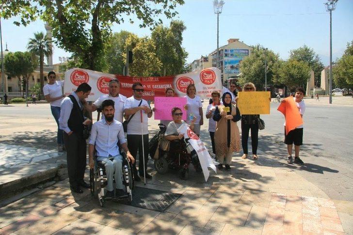 Denizli’de Engelli Vatandaşlardan Çıkartmalı Protesto G1