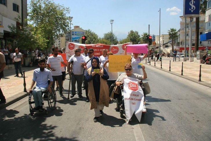 Denizli’de Engelli Vatandaşlardan Çıkartmalı Protesto G2