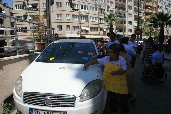 Denizli’de Engelli Vatandaşlardan Çıkartmalı Protesto G5