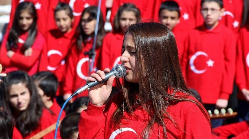 &Ouml;ğrencilerden Kahraman Mehmet&ccedil;iğe T&uuml;rk&uuml;l&uuml; Destek