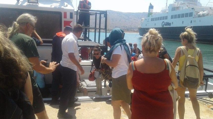 Gökçeada’da Karaya Oturan Feribottan Yolcular Tahliye Edildi