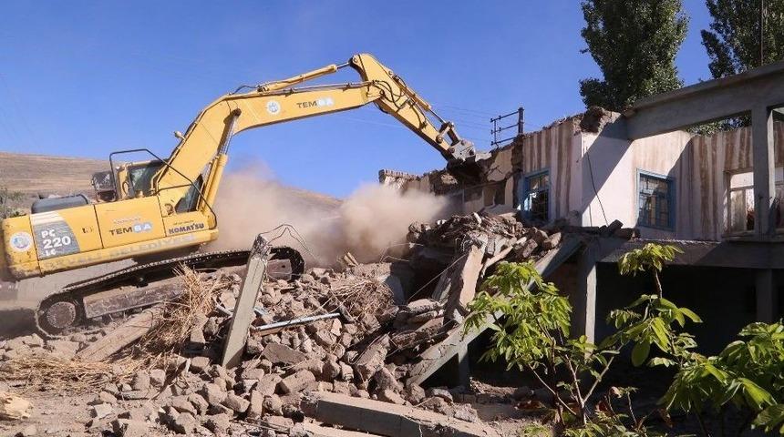 Develi&rsquo;de Metruk Evler Temizleniyor