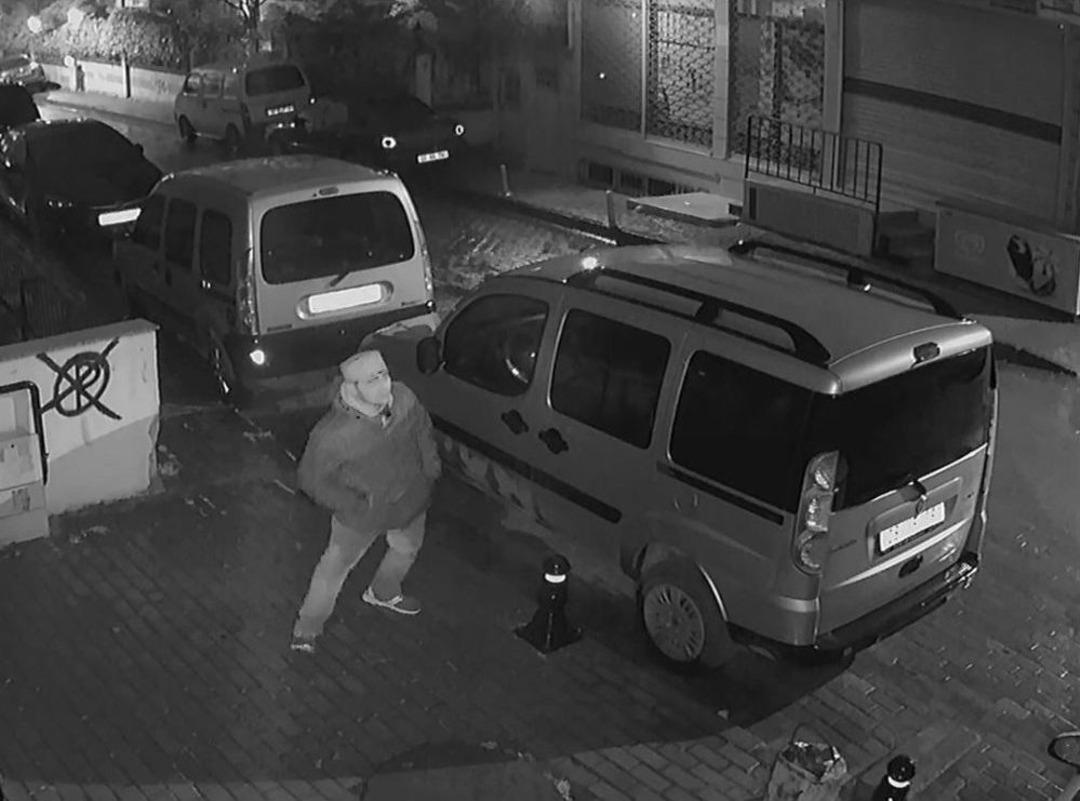 (&ouml;zel) Hırsız, Bagajından Girdiği Aracı B&ouml;yle Soydu