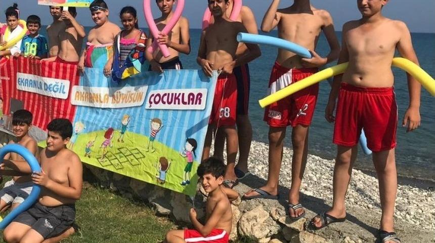 Mersin’de Çocuklar ’ekran’ Başlarından Yüzerek Uzaklaşıyor