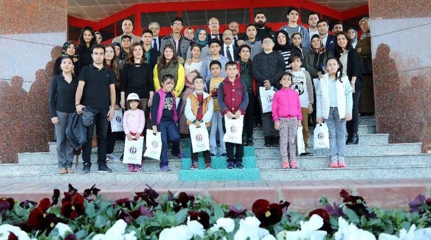 Rekt&ouml;r G&uuml;r Şehit &Ccedil;ocuklarını Ağırladı