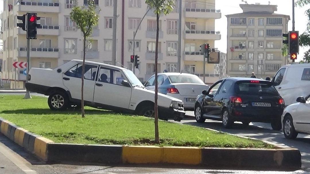 Tekeri Patlayan Ara&ccedil; Karşı Şeritten Gelen Başka Bir Araca &Ccedil;arptı