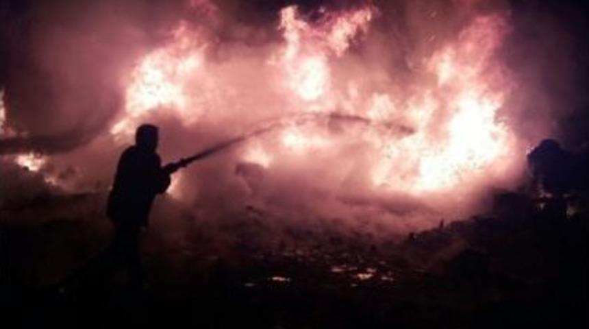 Ağrı&rsquo;da Hurdalık Evde &Ccedil;ıkan Yangın Mahalleliyi Uyutmadı