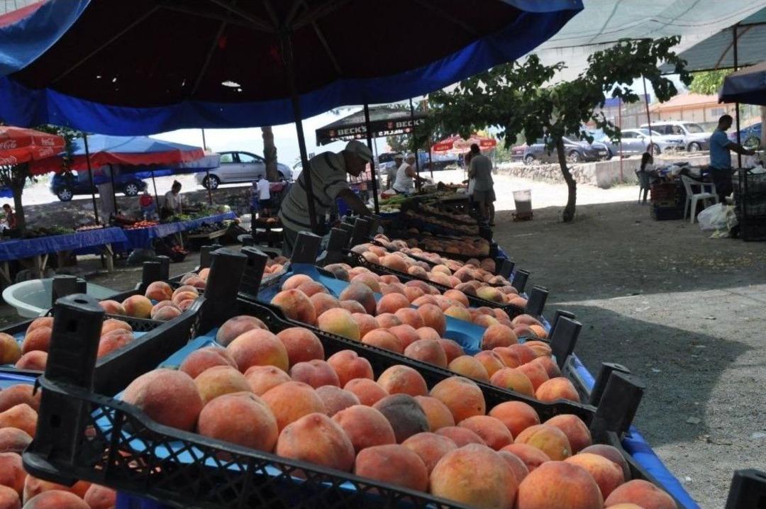 Kuşadası&rsquo;nda Soğucak Pazarı İlgi G&ouml;r&uuml;yor