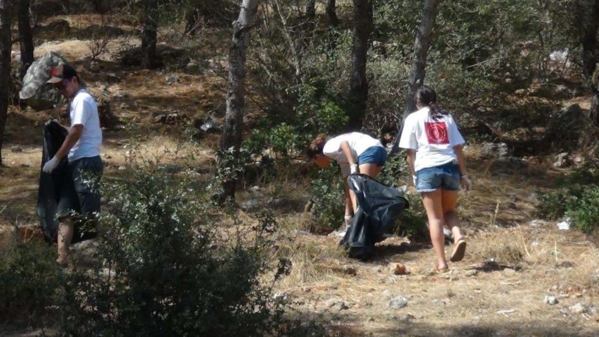 Sosyetenin G&ouml;zbebeği Cennet Koyda &Ccedil;&ouml;p Topladılar