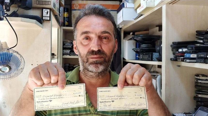 Sokakta Bulduğu 50 Bin Dolarlık &Ccedil;ekleri Polise Teslim Etti