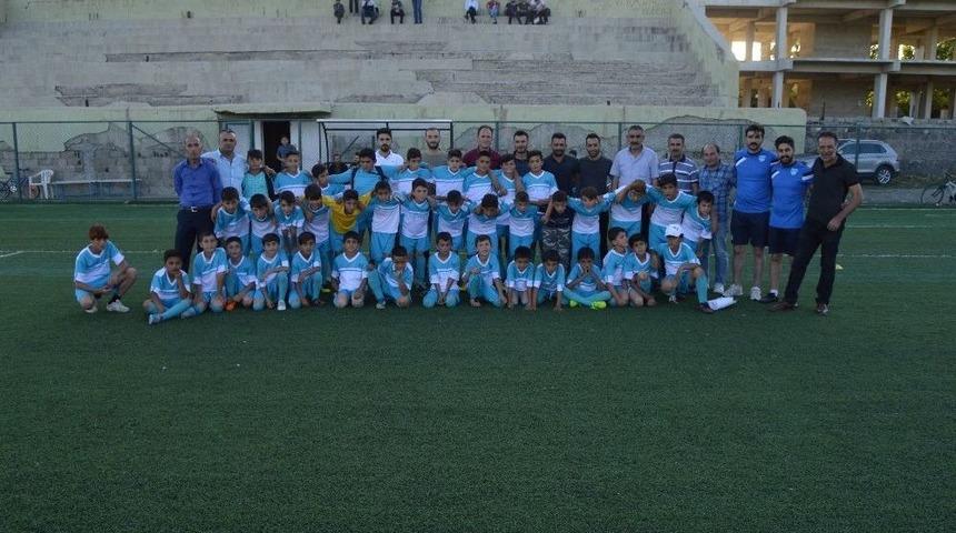 Eleşkirt Spor Futbol Okulu Fenerbah&ccedil;e Karşısında Oynadığı Futbolla B&uuml;y&uuml;ledi