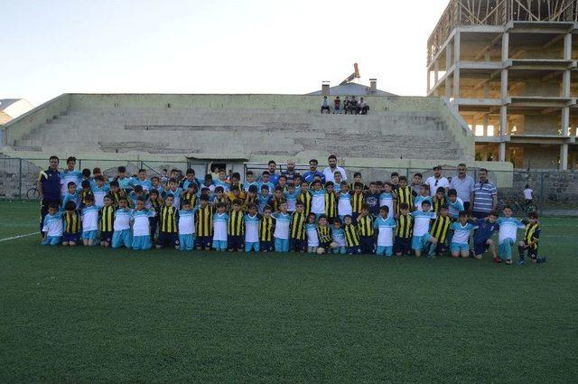 Eleşkirt Spor Futbol Okulu Fenerbahçe Karşısında Oynadığı Futbolla Büyüledi