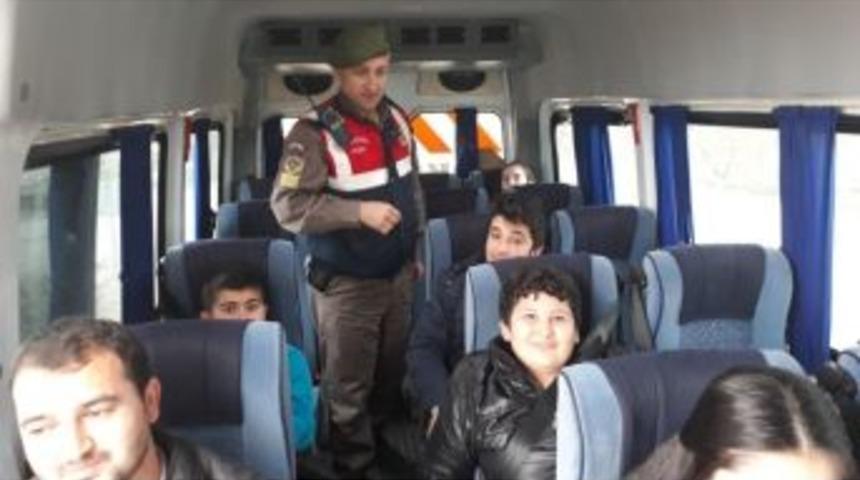 &Ccedil;ivril&rsquo;de Okul Servis Ara&ccedil;ları Jandarma Tarafından Denetlendi