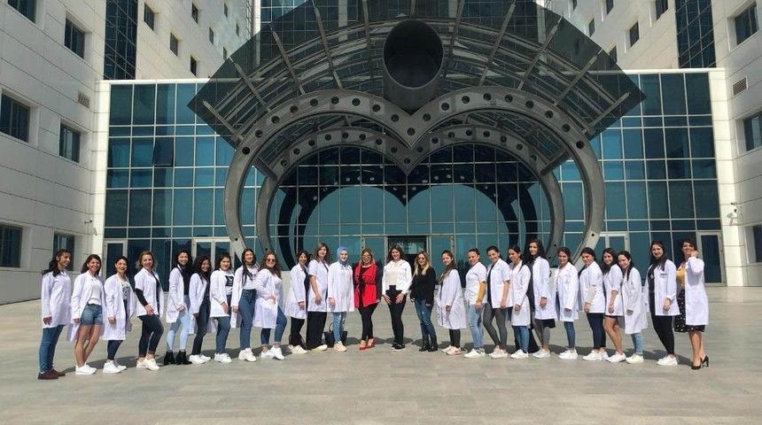 Sığınma Evindeki Kadınlara &Uuml;cretsiz G&uuml;zellik Bakımı Yapıldı