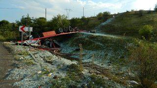 Gürcistan’a Cam Götüren Tır Devrildi, İranlı Sürücü Hayatını Kaybetti