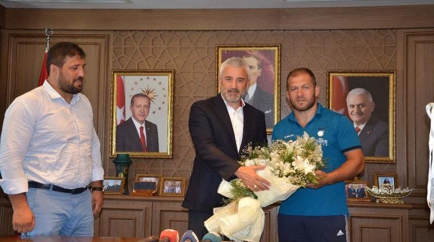 Başkan Yılmaz, Dereceye Giren G&uuml;reş&ccedil;iyi Ağırladı