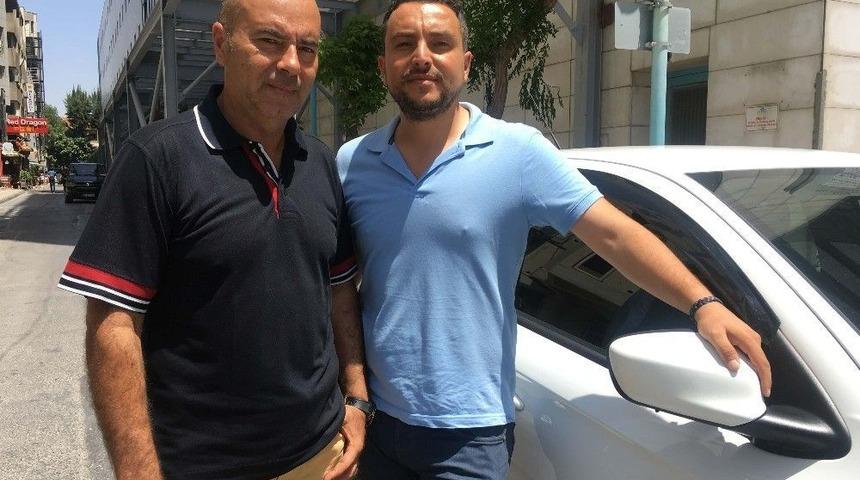 Selamlama Yapan Uçak Gazetecilerin Aracına Çarptı