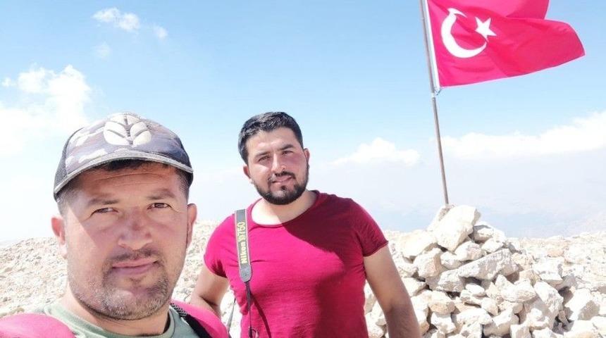 Şehitler İ&ccedil;in 3024 Rakıma T&uuml;rk Bayrağı Dikti