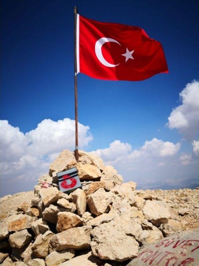 Şehitler İçin 3024 Rakıma Türk Bayrağı Dikti