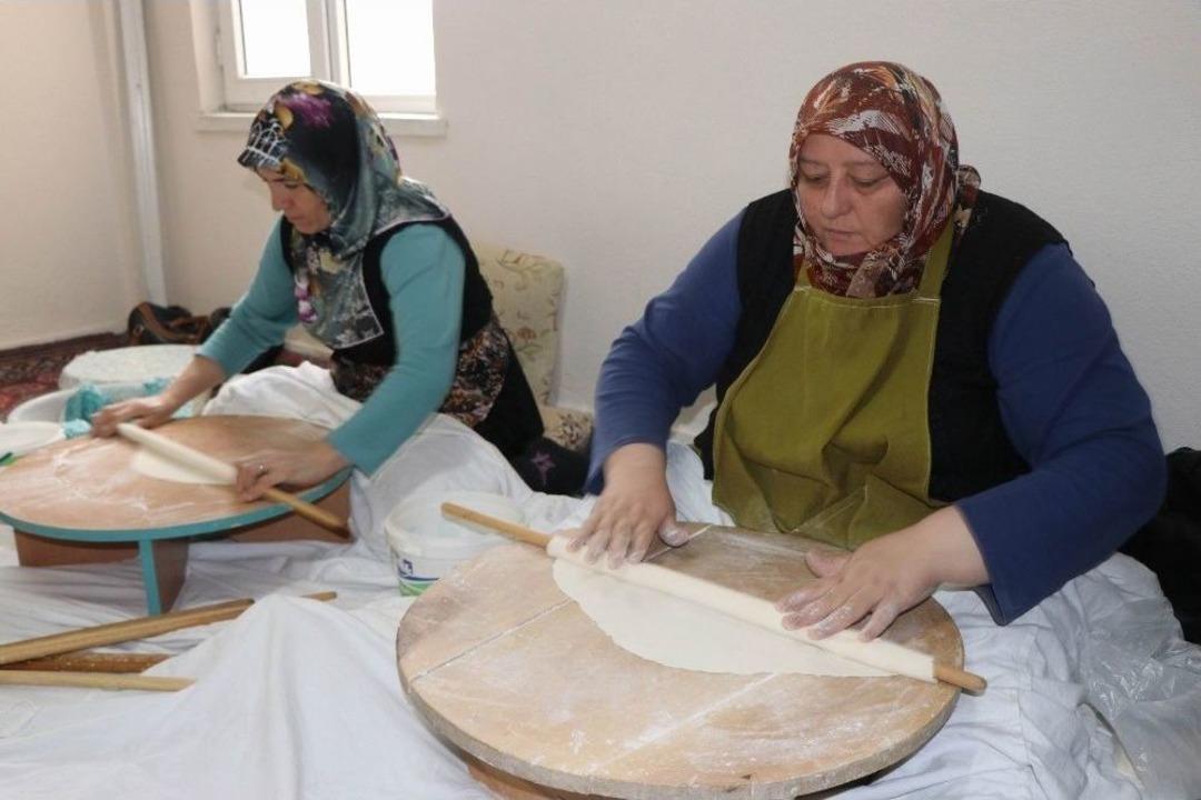 Mantı Ve G&ouml;zleme Satarak &Ouml;ğrencilere Burs Veriyorlar