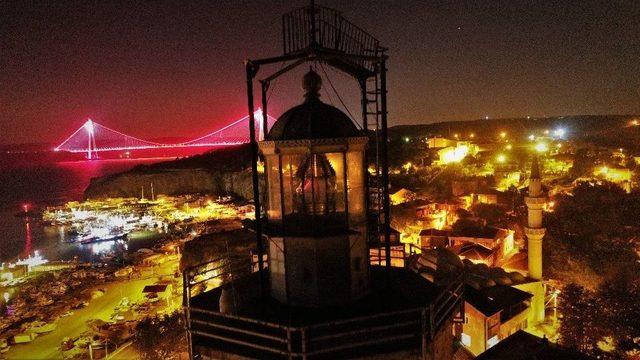 Balıkçı Tekneleri, İstanbul Boğazı’nın Eşsiz Gece Manzarasıyla Birleşti