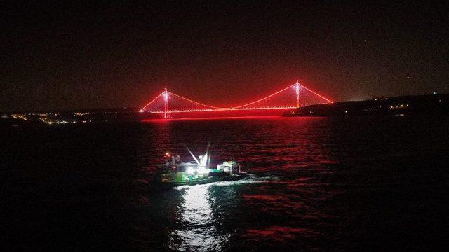 Balıkçı Tekneleri, İstanbul Boğazı’nın Eşsiz Gece Manzarasıyla Birleşti